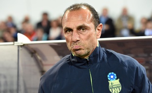 Nantes' French Arrmenian head coach Michel Der Zakarian looks on during the French L1 football match between MHSC Montpellier and Nantes on November 07, 2015, at the la Mosson Stadium in Montpellier, southern France. AFP PHOTO / PASCAL GUYOT