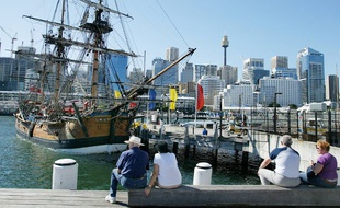 Une réplique du navire du Capitaine Cook dans le port de Sydney.