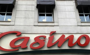 Une enseigne Casino, le 28 juillet 2010 à Paris