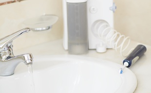 L'hydropulseur, ou jet dentaire, permet (entre autres) de déloger les résidus alimentaires entre les dents et de renforcer les gencives.