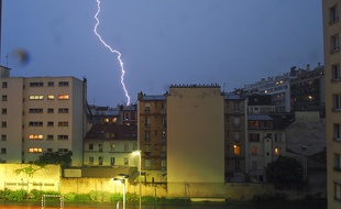 Un éclair frappe Paris lors d'un orage (Illustration).