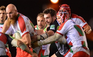 Biarritz n'a tenu qu'une mi-temps face aux Harlequins, larges vainqueurs 40 à 13 samedi au Stoop de Londres, où les champions d'Angleterre leur ont passé un sévère 27-0 avec trois essais inscrits dans les 40 dernières minutes pour décrocher le bonus offensif.