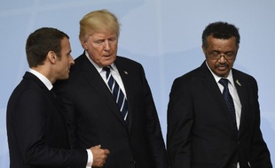 Tedros Adhanom Ghebreyesus, directeur général de l'OMS et Emmanuel Macron encadrent Donald Trump