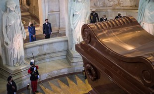 Emmanuel Macron devant la tombe de Napoleon aux Invalides, le 5 mai 2021.