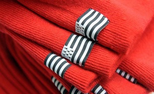 Des bonnets rouges dans l'usine Armor Lux de Quimper le 31 octobre 2013