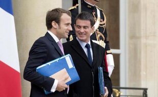 Le ministre de l'Economie Emmanuel Macron et le Premier ministre Manuel Valls sur le perron de l'Elysée le 7 octobre 2014 à Paris