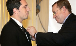 Le comédien et humoriste Gad Elmaleh ("Chouchou", "La vérité si je mens 2"...), a été fait chevalier des Arts et lettres, mercredi soir à Paris, par Renaud Donnedieu de Vabres, le ministre de la Culture et de la Communication.