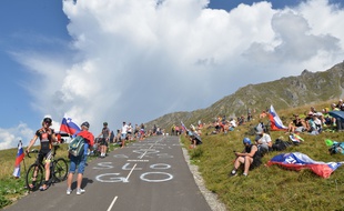 Des centaines de Slovènes ont déboulé dans les Alpes depuis quelques jours pour soutenir Roglic et Pogacar.