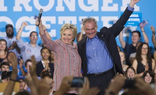 La candidate démocrate Hillary Clinton et le sénateur démocrate de Virginie Tim Kaine, le 14 juillet 2016 à Annandale (Virginie)