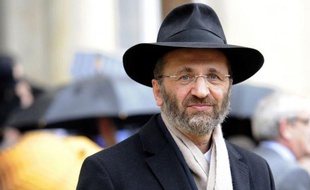 La plus haute autorité juive en France, le Grand Rabbin Gilles Bernheim, déjà pointé du doigt pour plagiat, a usurpé le titre d'enseignant en philosophie dont il se prévalait, selon des constatations de l'AFP.