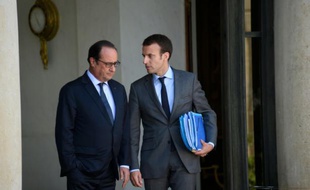 Le président François Hollande et le ministre de l'Economie Emmanuel Macron sur le perron de l'Elysée, le 31 juillet 2015