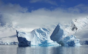 Illustration d'un iceberg en Antarctique