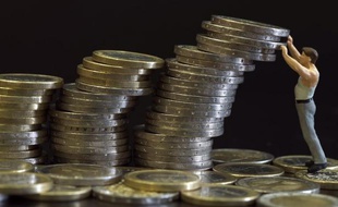 Le niveau de vie des Français a stagné ou baissé en 2010, mais cette tendance masque une réalité contrastée: les plus modestes ont été particulièrement touchés par la crise, alors que les 5% les plus riches ont tiré leur épingle du jeu, souligne une étude de l'Insee.