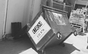 Une des nombreuses photos cocasses que l'on peut retrouver sur la page Bin Lid Stands.