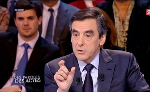 François Fillon, toujours discret sur son avenir personnel après son départ de Matignon en mai, a défendu jeudi sur France 2 le bilan du quinquennat de Nicolas Sarkozy, avant de se livrer à un duel axé sur l'économie et très technique avec la Première secrétaire du PS, Martine Aubry.