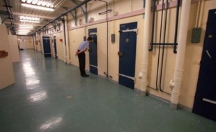 La série noire continue après un 90e suicide de détenu depuis le début de l'année, cette fois à la prison d'Ensisheim (Haut-Rhin), à la veille d'un rendez-vous lundi à la Chancellerie des principaux syndicats pénitentiaires qui dénoncent "une situation alarmante".