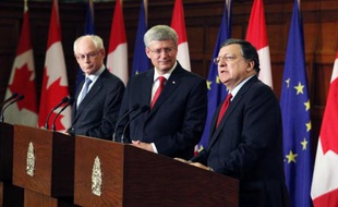 Le président du Conseil européen Herman Van Rompuy (g), le Premier ministre canadien Stephen Harper (c) et le président de la Commission européenne Jose Manuel Barroso (d) lors d'une conférence de presse à Toronto le 26 septembre 2014