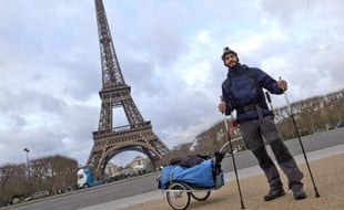Le jeune archéologue Mohamed Bekada, surnommé "Becket", pose devant la Tour Eiffel à Paris le 26 décembre 2014