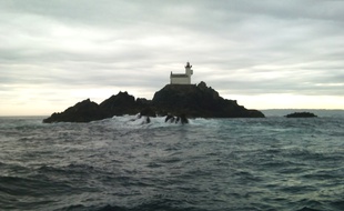 Le phare de Tévennec un jour de temps calme au large du Finistère.
