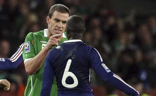 L'Irlandais Richard Dunne et Lassana Diarra s'expliquent à Croke Park, Dublin, le 14 novembre 2009.