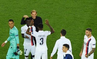 Les joueurs parisiens félicités par Thomas Tuchel, le 18 septembre 2019 au Parc des Princes.
