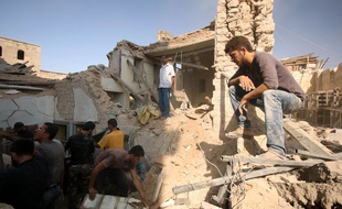 Des habitants d'Alep dans un immeuble bombardé.