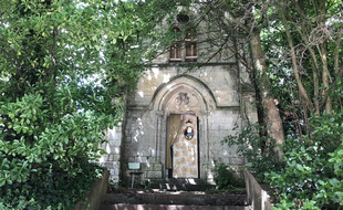 Située dans le quartier Patton à Rennes, cette ancienne chapelle va être vendue aux enchères début juillet.
