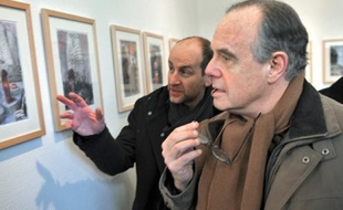 Frédéric Mitterrand visite l'exposition consacrée au travail du dessinateur Blutch.