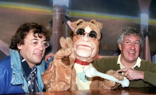 Jean Roucas (à gauche), Stéphane Collaro et une marionnette du Bébête-show, le 6 avril 1992 à Paris.