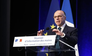Le ministre de l'Intérieur Bernard Cazeneuve lors d'une réunion d'information sur les réfugiés à Paris, le 12 septembre 2015