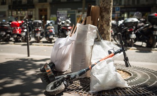 Une trottinette sur un trottoir. Illustration.