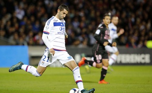 Après le succès (3-0) face à Toulouse vendredi dernier, Maxime Gonalons va à nouveau être aligné en défense centrale samedi à Troyes.