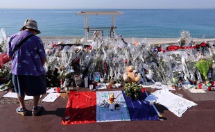 Des objets disposés sur la promenade des Anglais pour rendre hommage aux victimes de l'attentat de Nice, le 19 juillet 2016.
