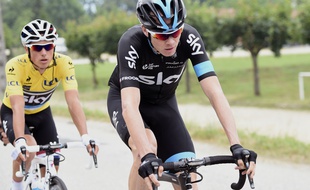 Serein lundi lors de la deuxième étape entre Le Bourget-du-Lac et Villars-les-Dombes, Christopher Froome a été nettement plus en difficultés lors du contre-la-montre par équipes mardi. ERIC FEFERBERG