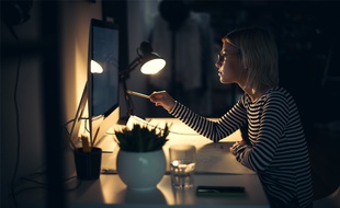 Illustration d'une femme travaillant face à un ordinateur.