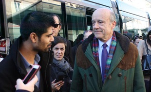 Alain Juppé, dans le tramway bordelais le 10 décembre 2013