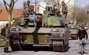 Quelque 500 militaires français, appuyés par 25 véhicules blindés, 4 chars Leclerc et 4 chars AMX 30, participent le 14 mars 2006 à Châlons-en-Champagne à des exercices