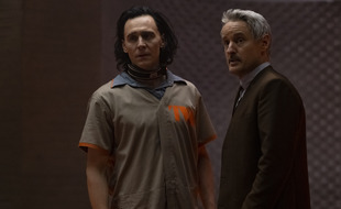 Loki (Tom Hiddleston) et Mobius (Owen Wilson) dans la série « Loki », disponible sur Disney+.