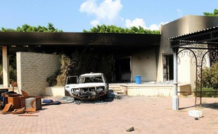 Un bâtiment et un véhicule incendiés, après une double attaque contre le complexe diplomatique américain, le 12 septembre 2012 à Benghazi, en Libye.