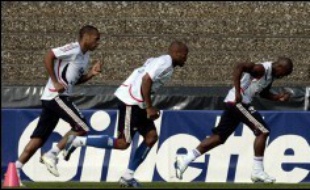 Les joueurs de l'équipe de France de football sont entrés dans le vif du sujet, vendredi, à quatre jours de leur entrée en lice contre la Suisse, en effectuant leur premier entraînement sur le sol allemand, à Hameln (nord), à l'heure où le Mondial-2006 débutait à Munich.