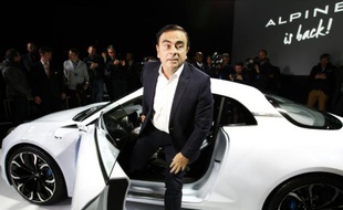Le PDG de Renault, Carlos Ghosn présente le prototype Alpine Vision, le 16 février 2016 à Monaco