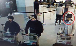 Les kamikazes des attentats de l'aéroport de Bruxelles, à gauche et Mohamed Abrini, selon ses dires.