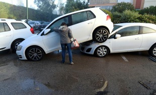 Une femme regarde à travers la vitre d'une voiture endommagée par les eaux à Mandelieu-la-Napoule, dans les Alpes-Maritimes, le 4 octobre 2015