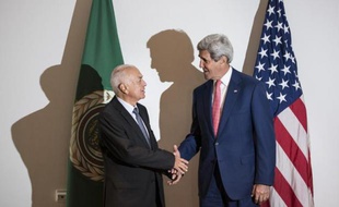 Le secrétaire de la Ligue arabe Nabil al-Arabi (g) et le secrétaire d'Etat américain John Kerry, le 13 septembre 2014 au Caire