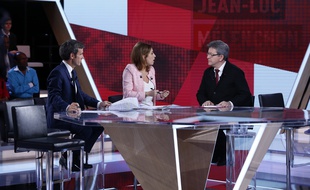 David Pujadas et Léa Salamé interrogent Jean-Luc Mélenchon, candidat aux législatives dans la ville de Marseille sur le plateau de L'Emission politique, le 18 mai 2017.