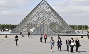 Dans la cour du musée du Louvre à Paris.