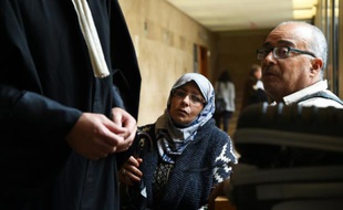 Zoulika et Mohamed Saiah, les parents de Fatima, une lycéenne de 20 ans disparue le 7 mai 2008 à Marseille, à l'ouverture du procès du tueur en série Patrick Salameh, le 12 octobre 2015 à Aix-en-Provence