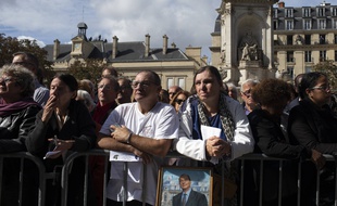 Ils sont venus nombreux rendre un dernier hommage à Jacques Chirac à Saint-Sulpice.