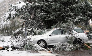 Un SDF mort probablement de froid à Paris, et dans un grand quart sud-est deux disparus, un ferry qui prend l'eau, plus de 50.000 foyers sans électricité, des automobilistes bloqués: les vents violents et les chutes de neige qui ont sévi ce week-end ont provoqué des drames et dommages en série.