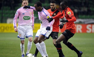 Les joueurs du Stade Rennais Yann M'Vila (centre) et Chris Mavinga (droite) lors d'un match face à Evian-Thonon-Gaillard, le 7 février 2012, à Rennes.